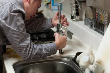 Foto, Handwerker repariert Abfluss in der Küche