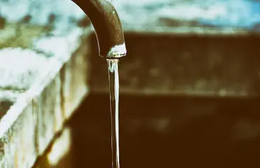 Foto, laufender Wasserhahn