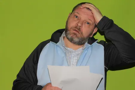 Foto, Mann liest entsetzt eine Mahnung wegen Mietschulden