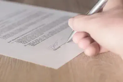 Foto, jemand unterschreibt einen Mietvertrag