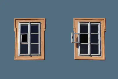 Foto, alte Fenster werden in Wohnhaus durch neue Fenster ersetzt