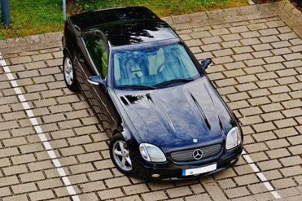 Foto, Auto parkt vor einer Garage